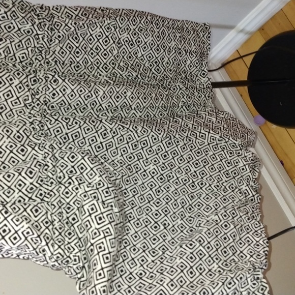 Old Navy women's black and white geometric Romper size Medium Nwot - Picture 11 of 17